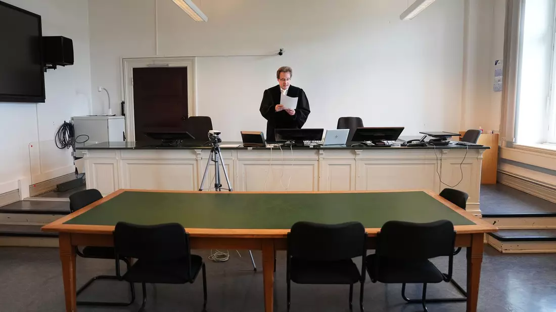 Landgericht-Richter Sebastian Weihrauch verkündet im menschenleeren Sitzungssaal im Ziviljustizgebäude das Urteil im Markenstreit um das Online-Rätsel «Wordle». - Bild: Marcus Brandt/dpa
