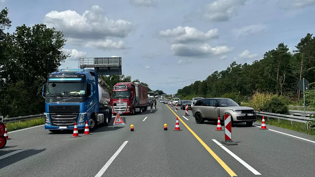 FW Helmstedt: Unfall mit Motorrad - Erneut Probleme mit Rettungsgasse - Bild: presseportal.de