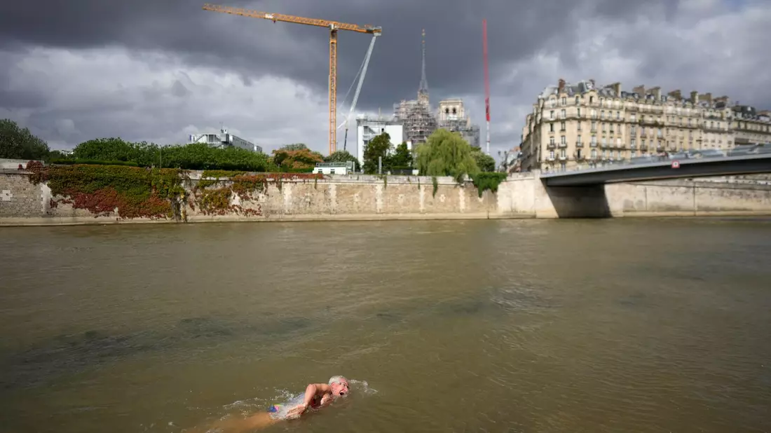 Die Freiwasserschwimmer sollen in der Seine ihre Olympiasieger ermitteln. - Bild: Thibault Camus/AP/dpa
