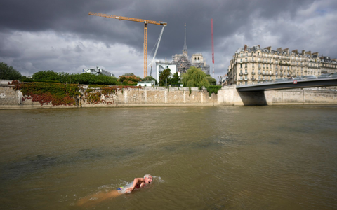 Die Freiwasserschwimmer sollen in der Seine ihre Olympiasieger ermitteln. - Foto: Thibault Camus/AP/dpa