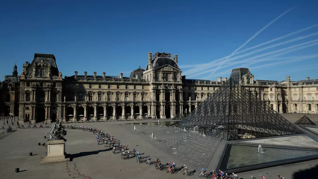 Der Louvre gehört zu den Einrichtungen, die bei der Eröffnung der Olympischen Sommerspiele geschlossen bleiben. (Archivfoto) - Bild: Christophe Petit-Tesson/EPA Pool via AP/dpa