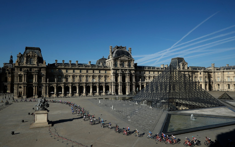 Der Louvre gehört zu den Einrichtungen, die bei der Eröffnung der Olympischen Sommerspiele geschlossen bleiben. (Archivfoto) - Foto: Christophe Petit-Tesson/EPA Pool via AP/dpa