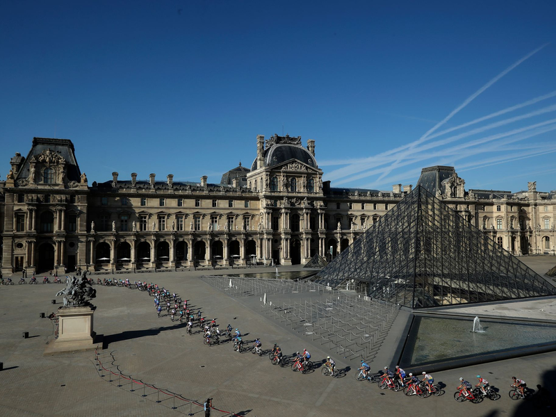 Der Louvre gehört zu den Einrichtungen, die bei der Eröffnung der Olympischen Sommerspiele geschlossen bleiben. (Archivfoto) - Foto: Christophe Petit-Tesson/EPA Pool via AP/dpa