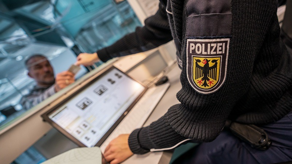 BPOLI EF: Fluggast äußert Schutzersuchen - Foto: presseportal.de