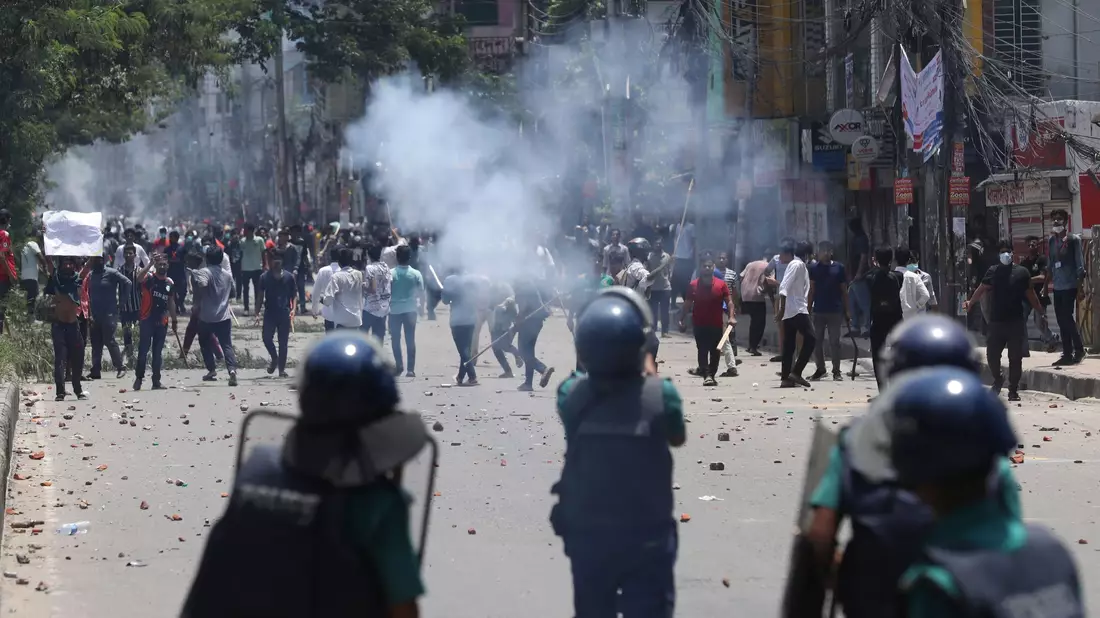 Tausende Studenten fordern ein Ende der Quoten. - Bild: Rajib Dhar/AP/dpa