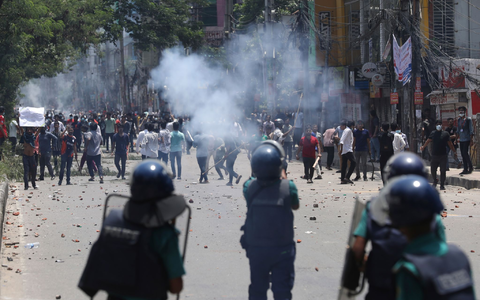 Tausende Studenten fordern ein Ende der Quoten. - Foto: Rajib Dhar/AP/dpa
