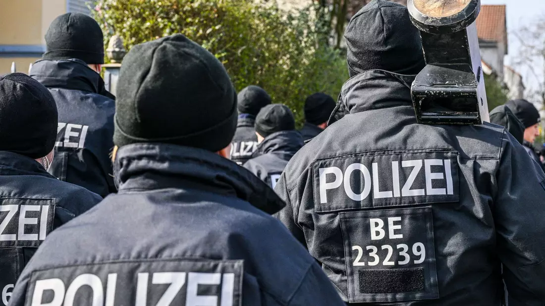 Immer wieder rückt die Polizei im Zusammenhang mit dem Clan-Milieu aus (Archivbild). - Bild: Jens Kalaene/dpa