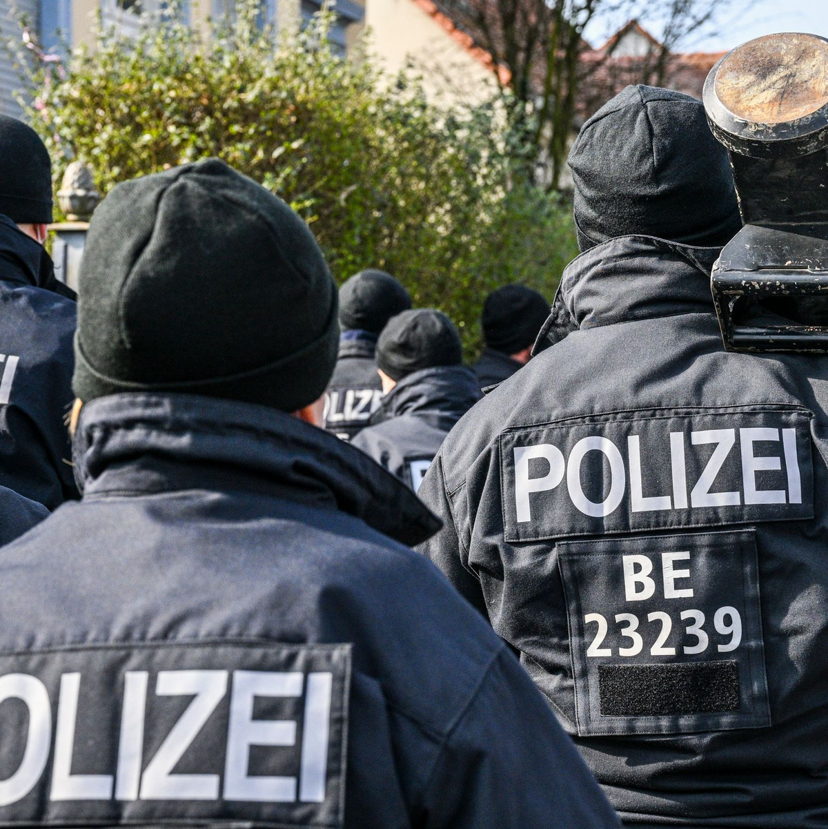 Immer wieder rückt die Polizei im Zusammenhang mit dem Clan-Milieu aus (Archivbild). - Foto: Jens Kalaene/dpa