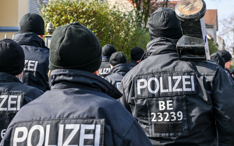 Immer wieder rückt die Polizei im Zusammenhang mit dem Clan-Milieu aus (Archivbild). - Foto: Jens Kalaene/dpa