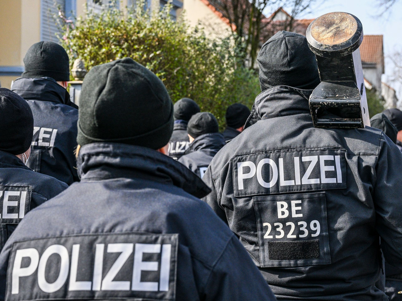 Immer wieder rückt die Polizei im Zusammenhang mit dem Clan-Milieu aus (Archivbild). - Foto: Jens Kalaene/dpa