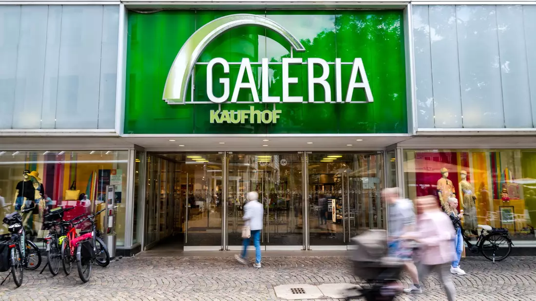 Eine Filiale der Kaufhauskette Galeria Kaufhof in der Fußgängerzone. Die Gewerkschaft Verdi hat ein Tarifangebot der Firma abgelehnt. (Archivbild) - Bild: Sina Schuldt/dpa