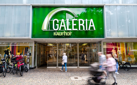 Eine Filiale der Kaufhauskette Galeria Kaufhof in der Fußgängerzone. Die Gewerkschaft Verdi hat ein Tarifangebot der Firma abgelehnt. (Archivbild) - Foto: Sina Schuldt/dpa