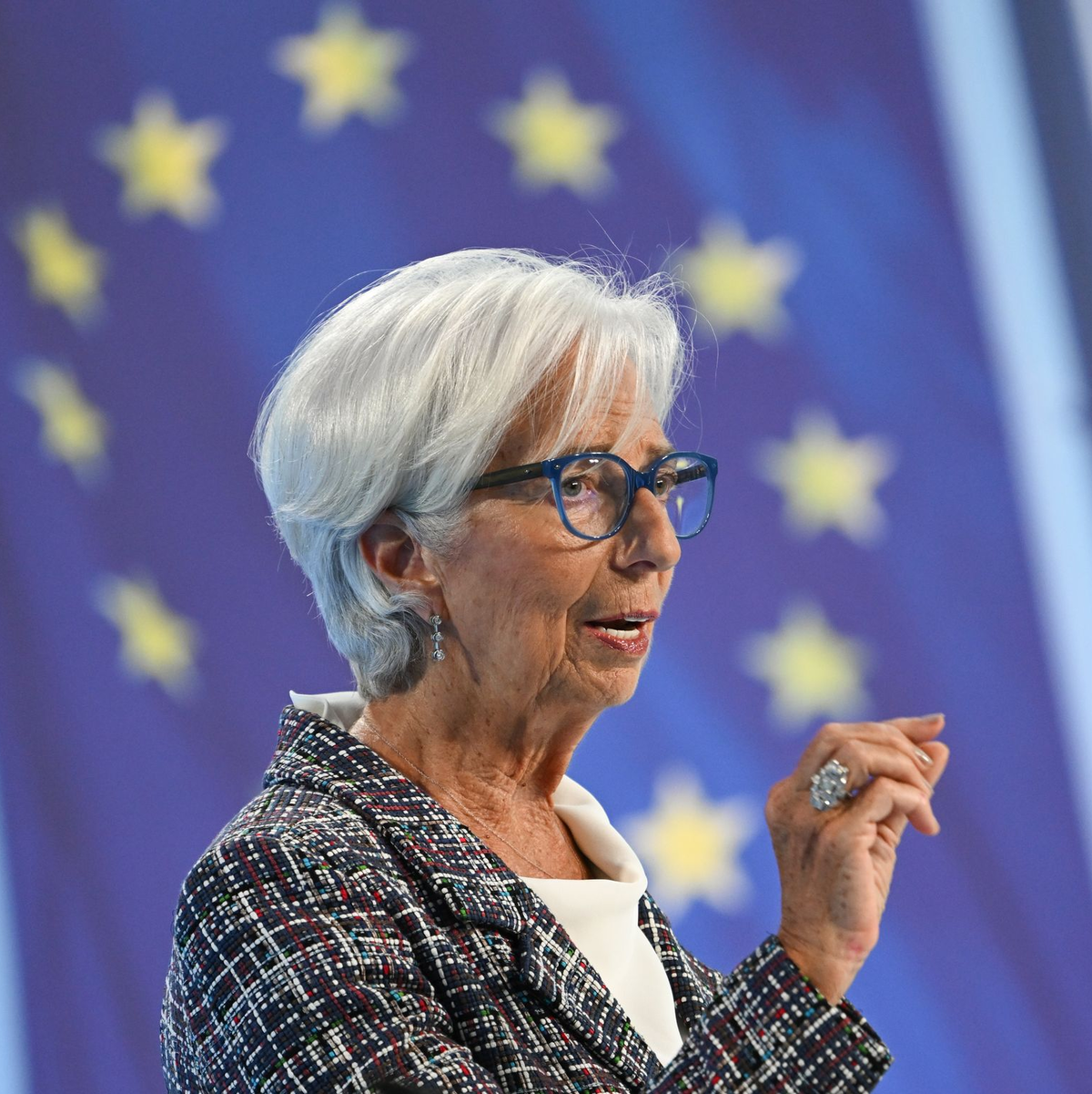 Hält am Leitzins von 2,0 Prozent fest: EZB-Präsidentin Christine Lagarde. (Archivbild) - Foto: Arne Dedert/dpa