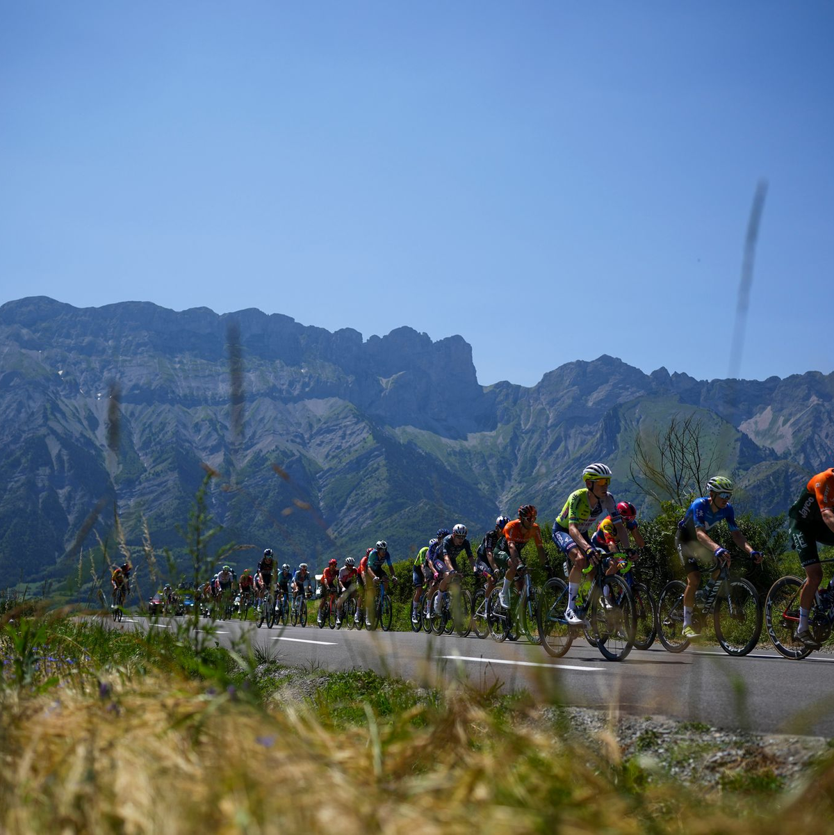 Ruhiger Tag für Spitzenreiter Tadej Pogacar. - Foto: Daniel Cole/AP/dpa