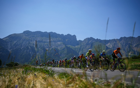 Ruhiger Tag für Spitzenreiter Tadej Pogacar. - Foto: Daniel Cole/AP/dpa
