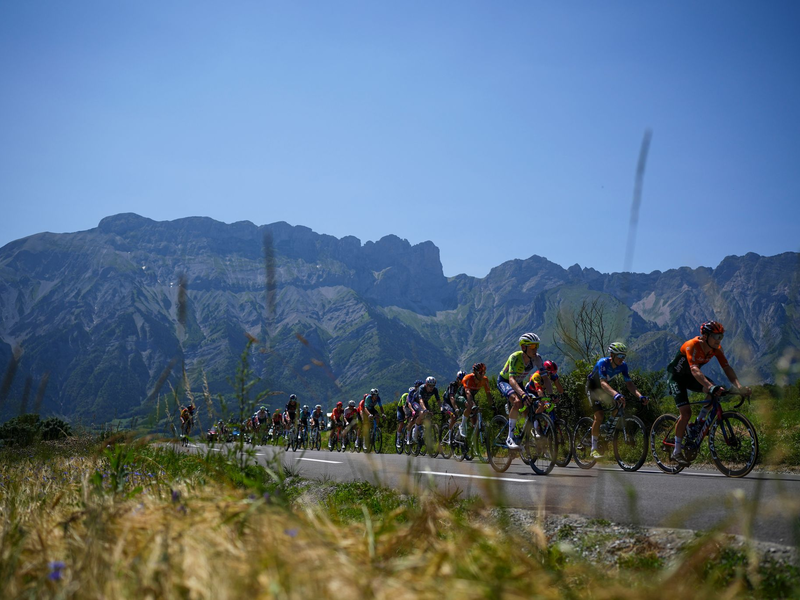 Ruhiger Tag für Spitzenreiter Tadej Pogacar. - Foto: Daniel Cole/AP/dpa