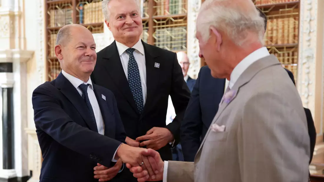 König Charles empfing die Teilnehmer des Gipfels in der prunkvollen Schloss-Bibliothek. - Bild: Hollie Adams/Reuters POOL/AP/dpa