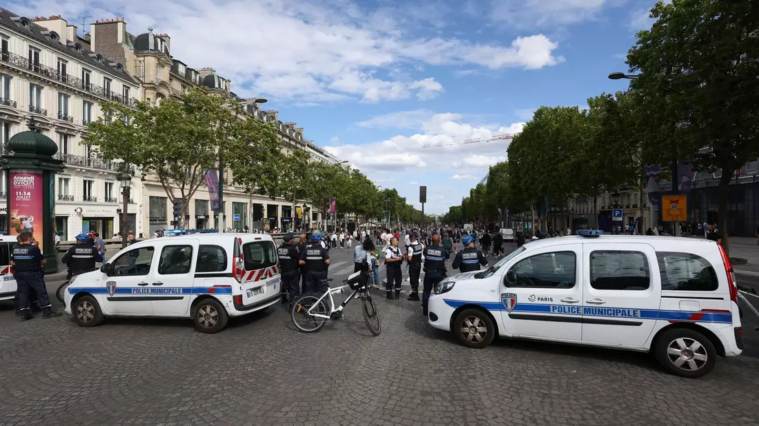 Nahe der Champs-Élysées sticht ein Mann auf einen Polizisten ein und wird niedergeschossen (Archivbild). - Bild: Aurelien Morissard/AP/dpa