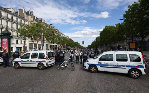 Nahe der Champs-Élysées sticht ein Mann auf einen Polizisten ein und wird niedergeschossen (Archivbild). - Foto: Aurelien Morissard/AP/dpa