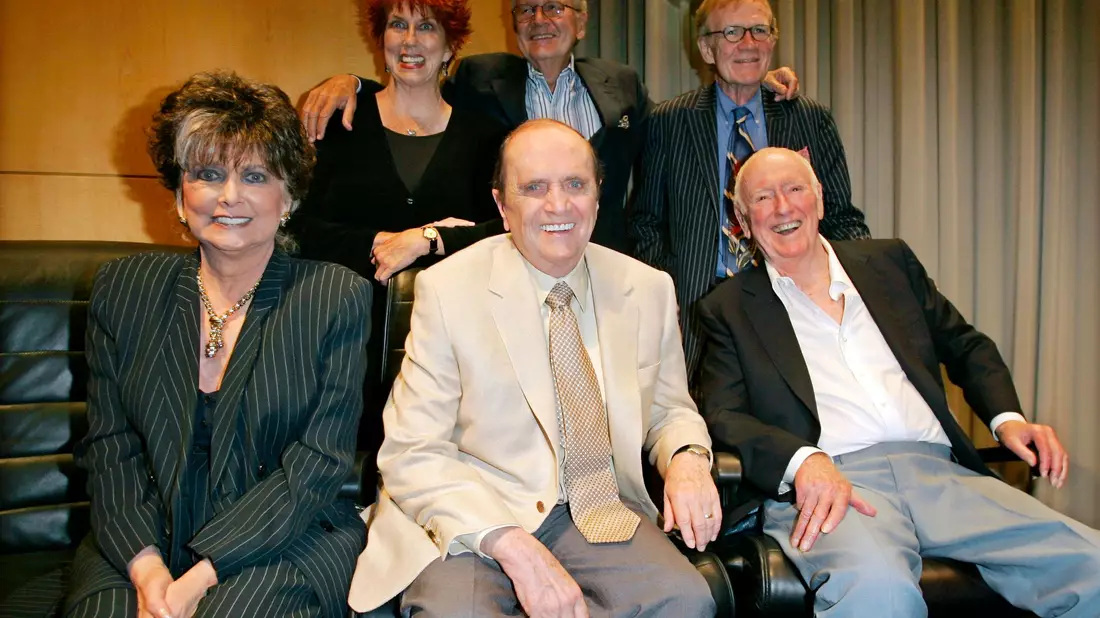 Bob Newhart (M) mit dem Team der Bob Newhart Show. - Bild: Mark J. Terrill/AP/dpa