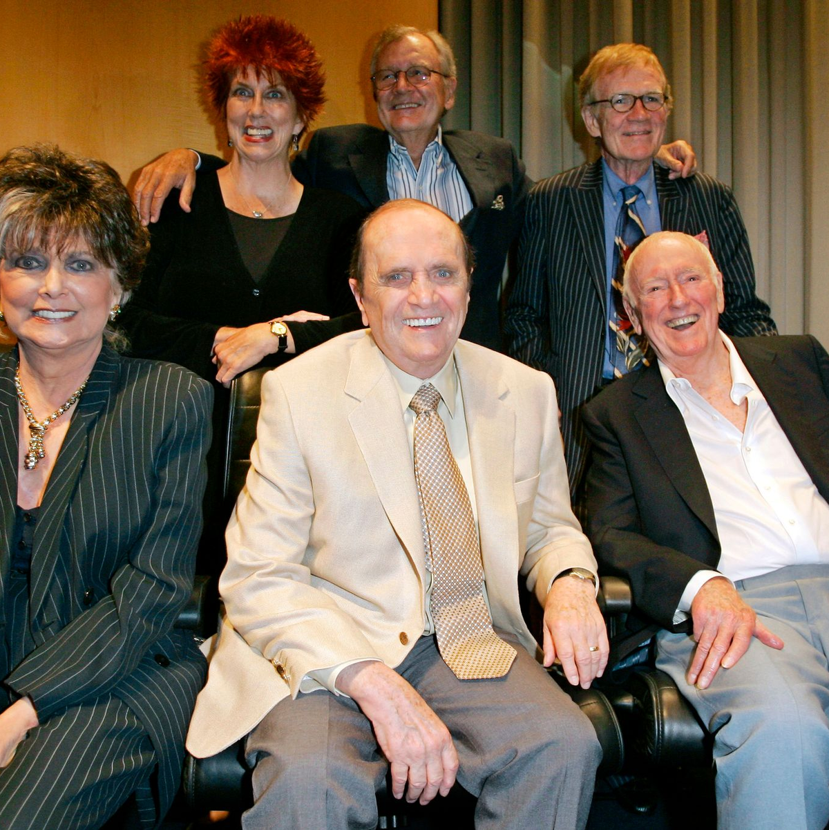 Bob Newhart (M) mit dem Team der 