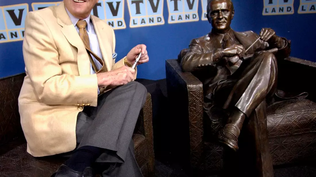 Bob Newhart mit einer Bronzestatue von Dr. Bob Hartley, der Figur, die er von 1972-78 in der Sitcom The Bob Newhart Show spielte. - Bild: M. SPENCER GREEN/AP/dpa