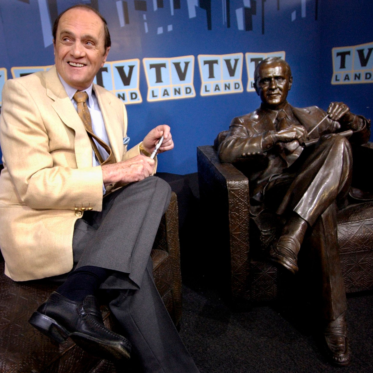 Bob Newhart mit einer Bronzestatue von Dr. Bob Hartley, der Figur, die er von 1972-78 in der Sitcom 