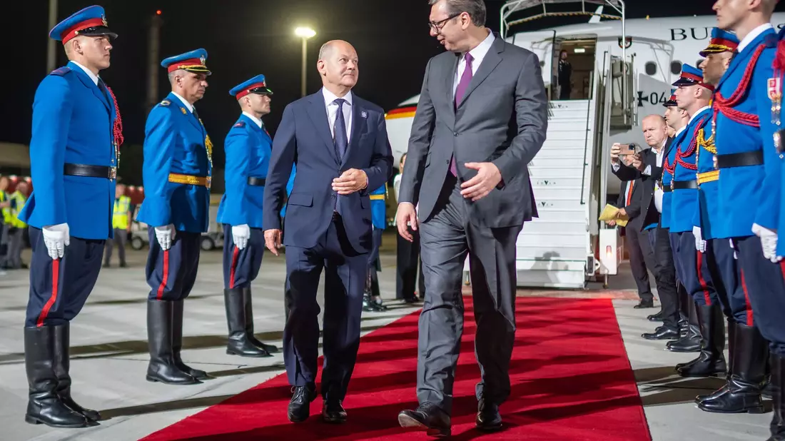 Olaf Scholz und Aleksandar Vucic. Der Kanzler versicherte, dass das Lithium-Projekt den «höchsten Standards» des Umweltschutzes entsprechen werde. - Bild: Michael Kappeler/dpa