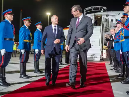 Der serbische Präsident Vucic ließ Kanzler Scholz bei An- und Abreise von serbischen Kampfjets sowjetischer Bauart eskortieren. - Foto: Michael Kappeler/dpa