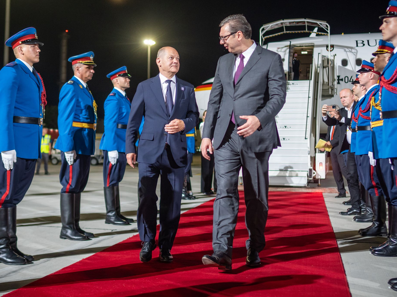 Der serbische Präsident Vucic ließ Kanzler Scholz bei An- und Abreise von serbischen Kampfjets sowjetischer Bauart eskortieren. - Foto: Michael Kappeler/dpa