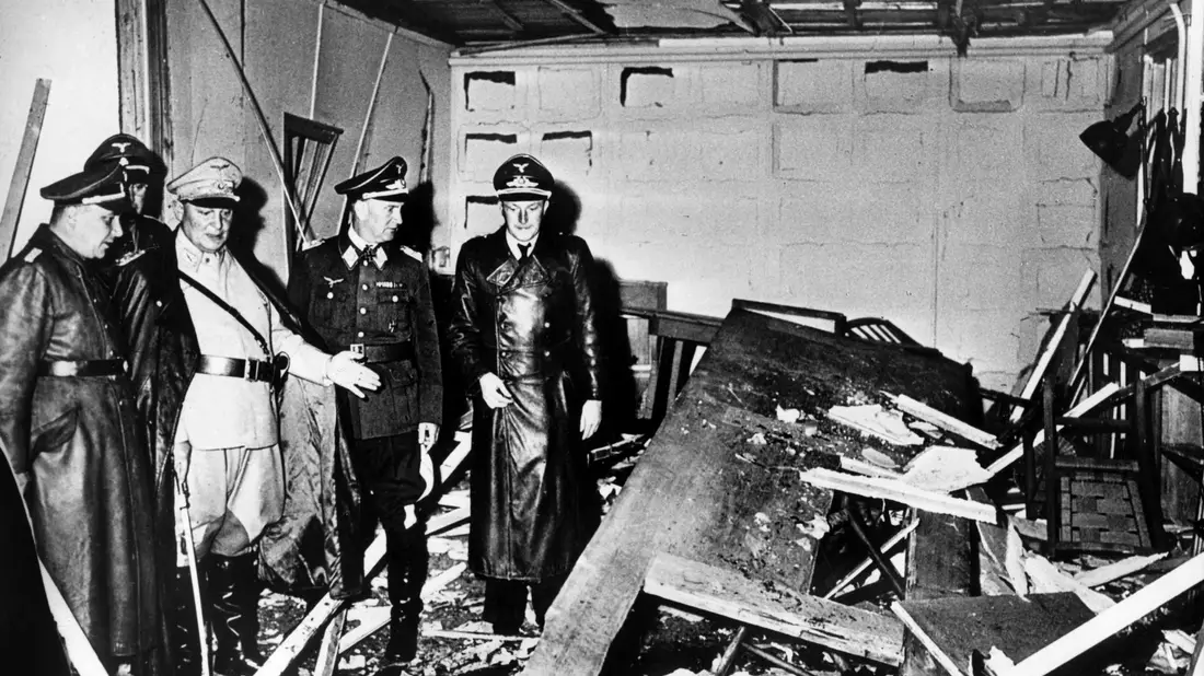 Mit einem Sprengsatz sollte Hitler getötet werden, doch die Operation Walküre scheiterte. An das Attentat vor 80 Jahren wurde im Verlauf der Zeit unterschiedlich erinnert. - Bild: Heinrich Hoffmann/UPI/dpa