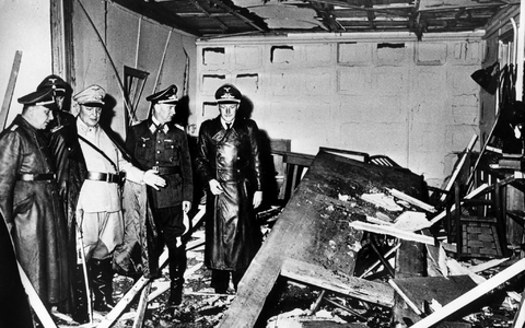 Mit einem Sprengsatz sollte Hitler getötet werden, doch die Operation Walküre scheiterte. An das Attentat vor 80 Jahren wurde im Verlauf der Zeit unterschiedlich erinnert. - Foto: Heinrich Hoffmann/UPI/dpa