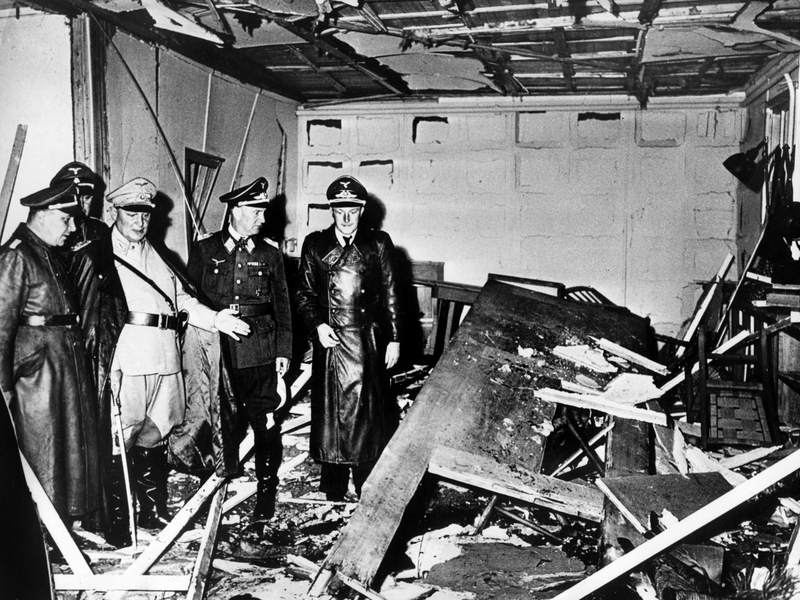 Mit einem Sprengsatz sollte Hitler getötet werden, doch die Operation Walküre scheiterte. An das Attentat vor 80 Jahren wurde im Verlauf der Zeit unterschiedlich erinnert. - Foto: Heinrich Hoffmann/UPI/dpa