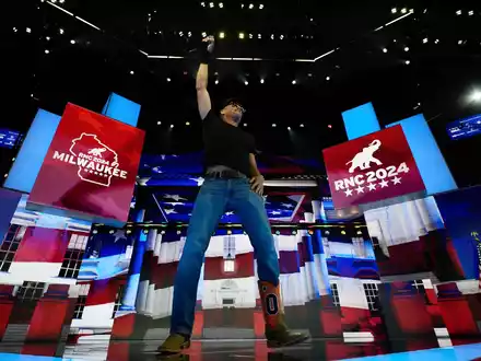 Kid Rock tut beim Parteitag der Republikaner seine Unterstützung für Trump kund - musikalisch. - Foto: Paul Sancya/AP/dpa