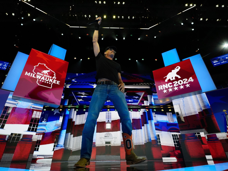 Kid Rock tut beim Parteitag der Republikaner seine Unterstützung für Trump kund - musikalisch. - Foto: Paul Sancya/AP/dpa