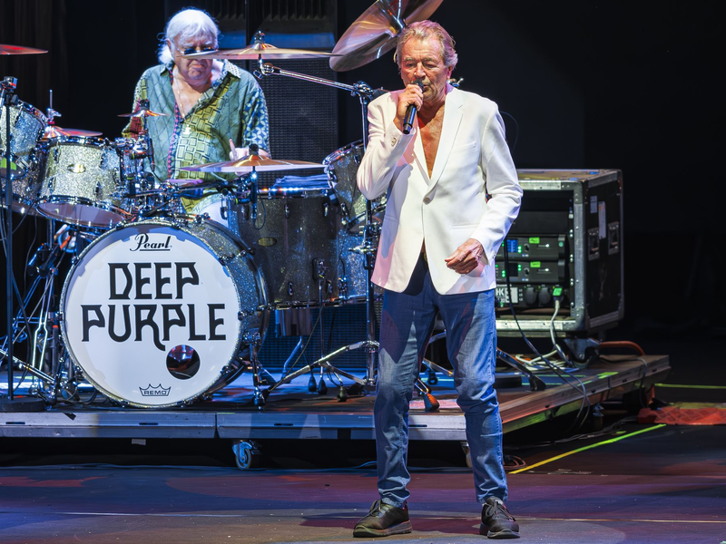 Deep-Purple-Sänger Ian Gillan (rechts) ist sein über 50 Jahren im Musikgeschäft (Archivbild). - Foto: Valentin Flauraud/KEYSTONE/dpa