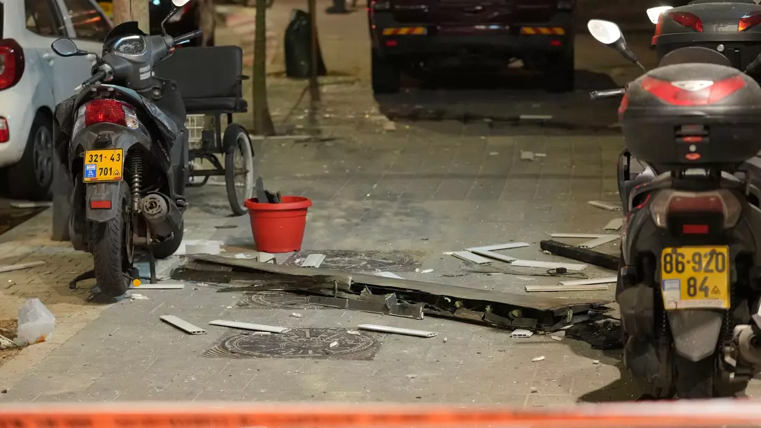 Polizei und Rettungskräfte am Ort der Explosion in Tel Aviv.  - Bild: Erik Marmor/AP