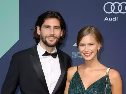 Freuen sich über ihr erstes Baby: Alvaro Soler und Melanie Kroll - Foto: Frederic Kern/Geisler-Fotopress/dpa