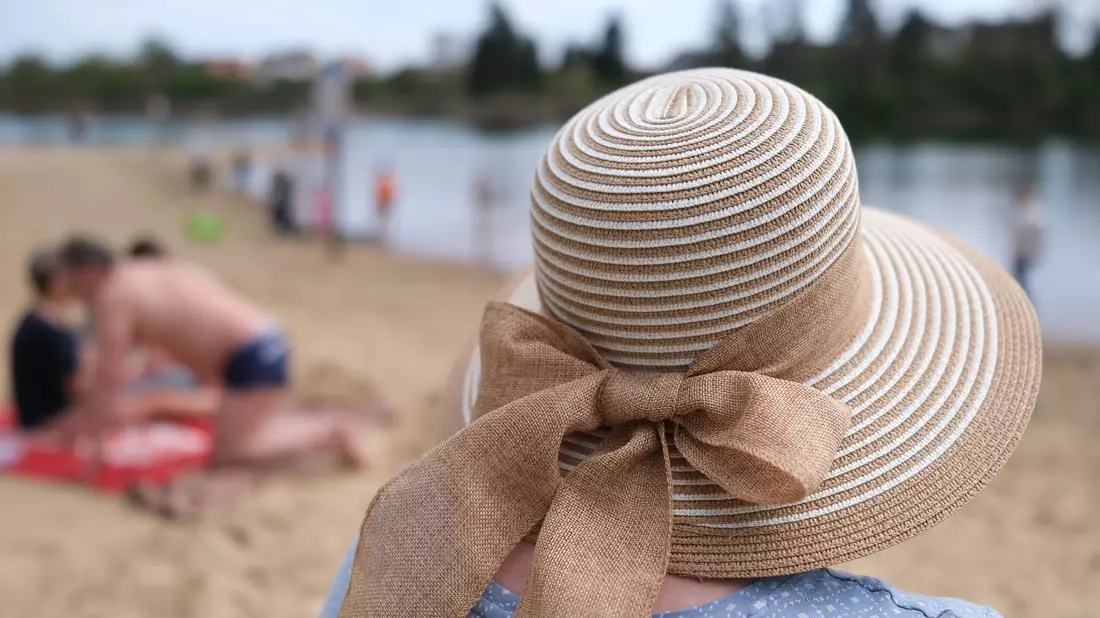 Im Sommer schützen Haare die Kopfhaut vor Sonnenstrahlen. Allerdings sind auch die Haare selbst anfällig für Schäden. Ein altbekanntes Mittel: Der Sonnenhut. (Symbolbild) - Bild: Sebastian Willnow/dpa