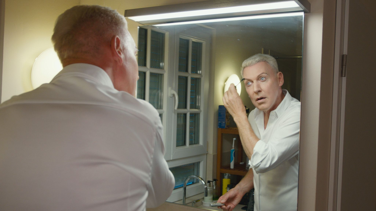 H. P. Baxxter bereitet sich auf die Show vor. - Foto: NDR/avanti media fiction/dpa