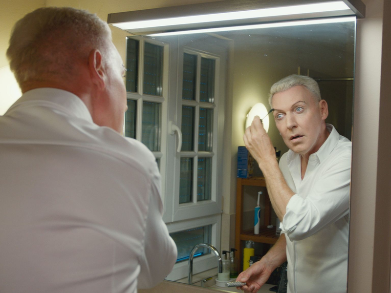 H. P. Baxxter bereitet sich auf die Show vor. - Foto: NDR/avanti media fiction/dpa