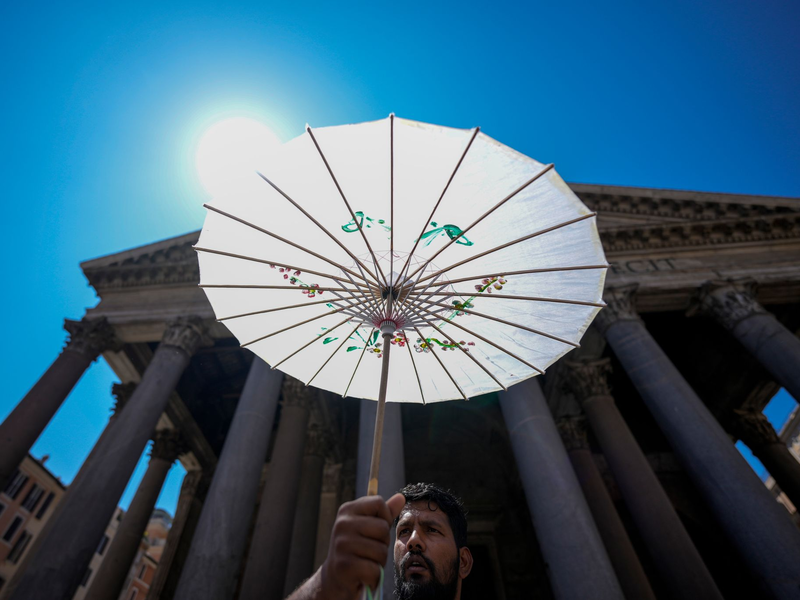 In Rom und anderen Städten gilt eine Hitzewarnung. - Foto: Andrew Medichini/AP/dpa