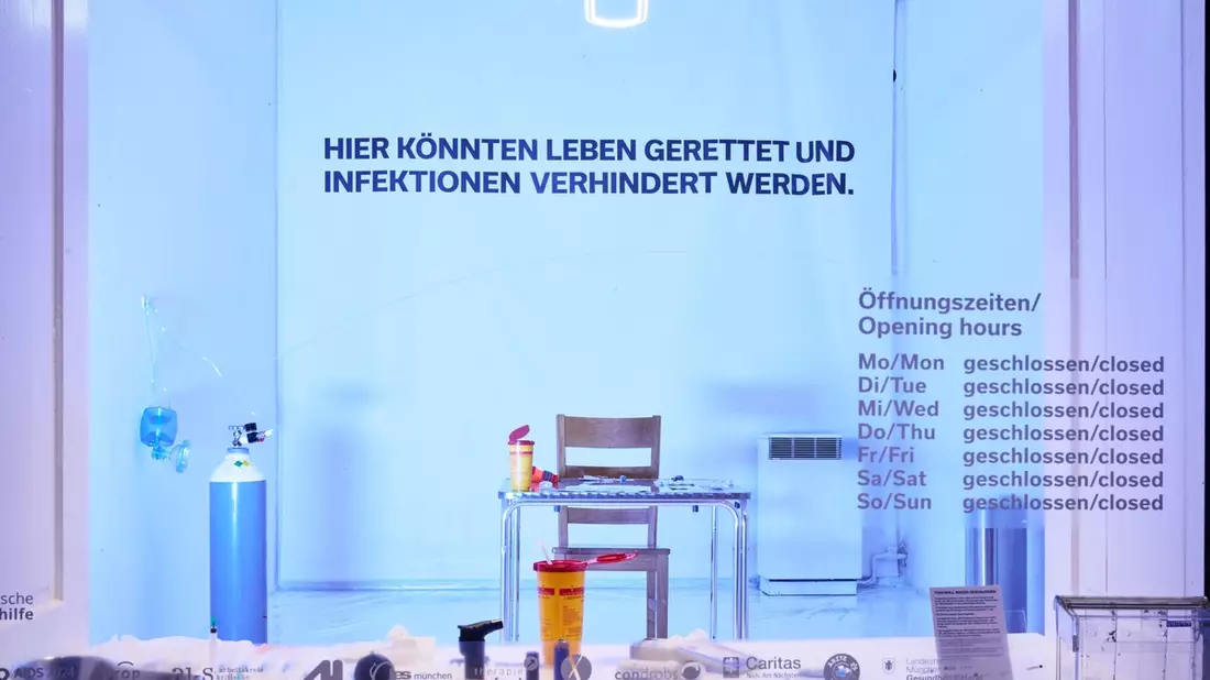 Todesfall wegen geschlossen: Bayerns erster Drogenkonsumraum ist nur durchs Schaufenster zu sehen - Bild: presseportal.de