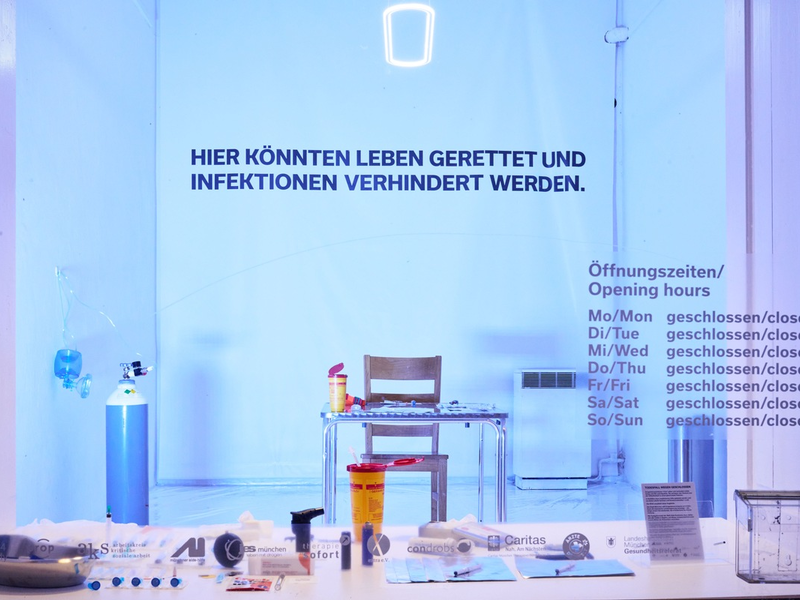 Todesfall wegen geschlossen: Bayerns erster Drogenkonsumraum ist nur durchs Schaufenster zu sehen - Foto: presseportal.de