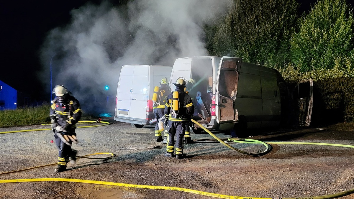 FW Königswinter: Zwei brennende Transporter in Sandscheid - Foto: presseportal.de