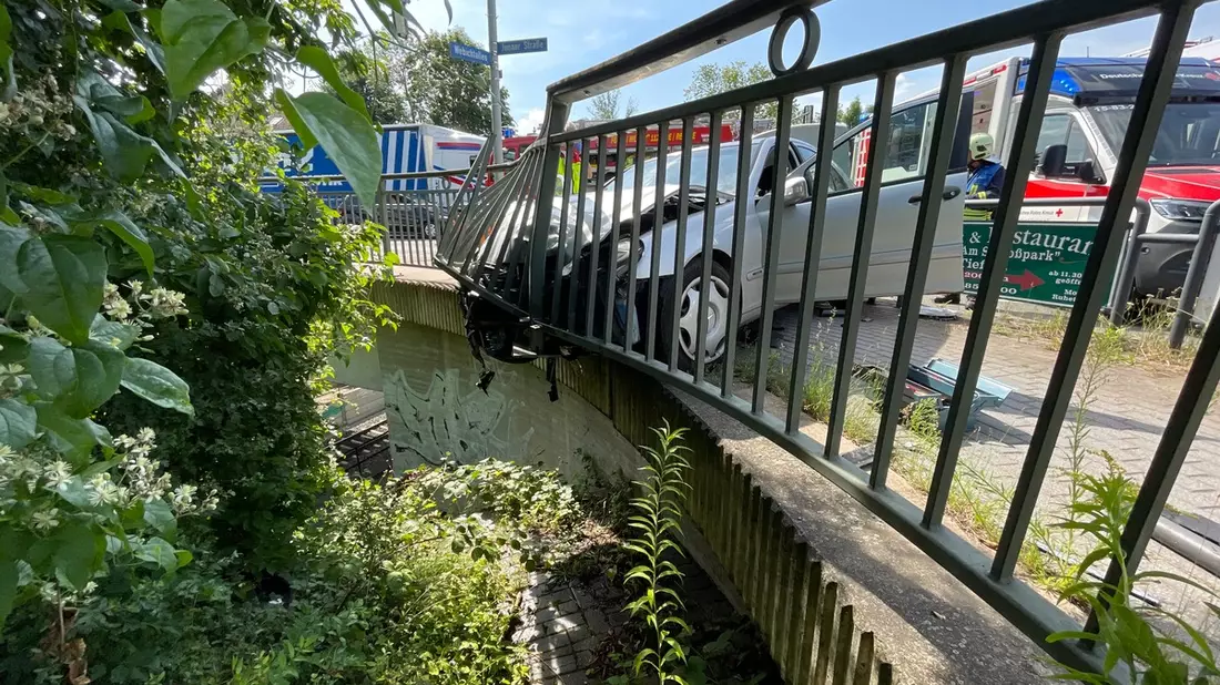 LPI-J: Fahrzeug bleibt nach Unfall im Brückengeländer stecken - Bild: presseportal.de