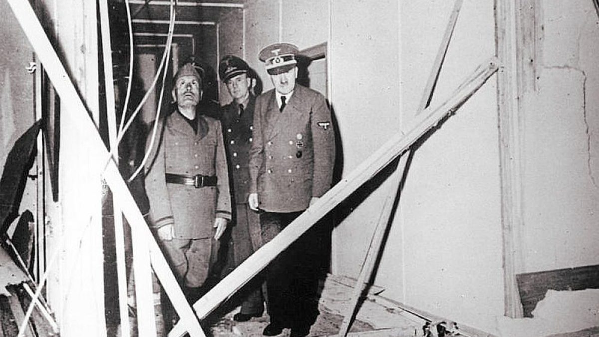 Benito Mussolini und Adolf Hitler nach dem Attentat in der 