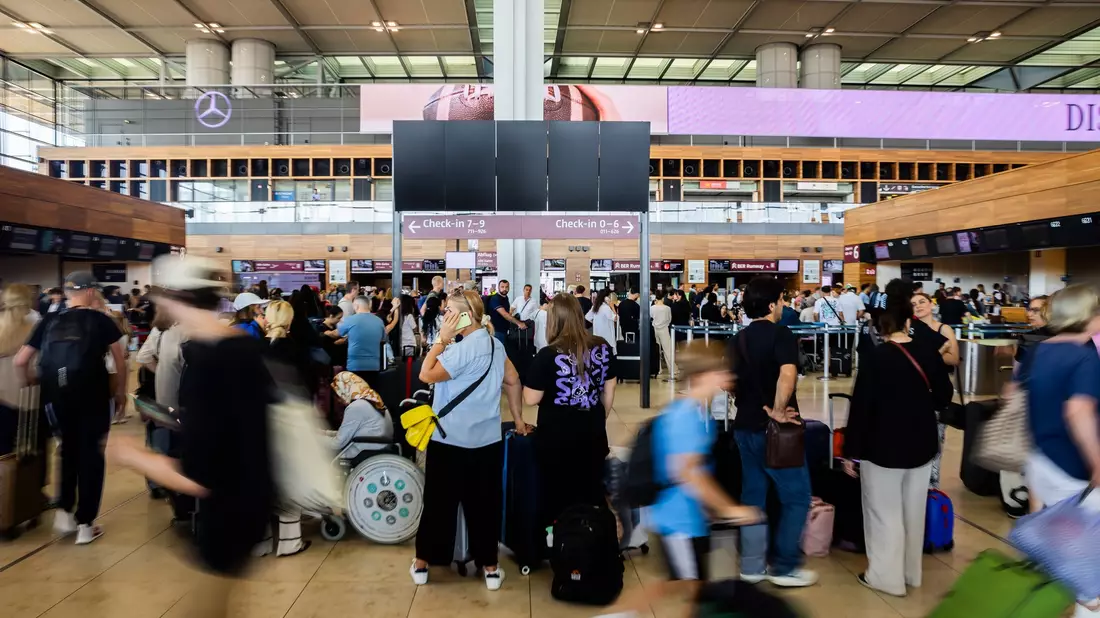 Am Berliner Flughafen BER fallen die Störung und der Ferienbeginn zusammen.   - Bild: Christoph Soeder/dpa