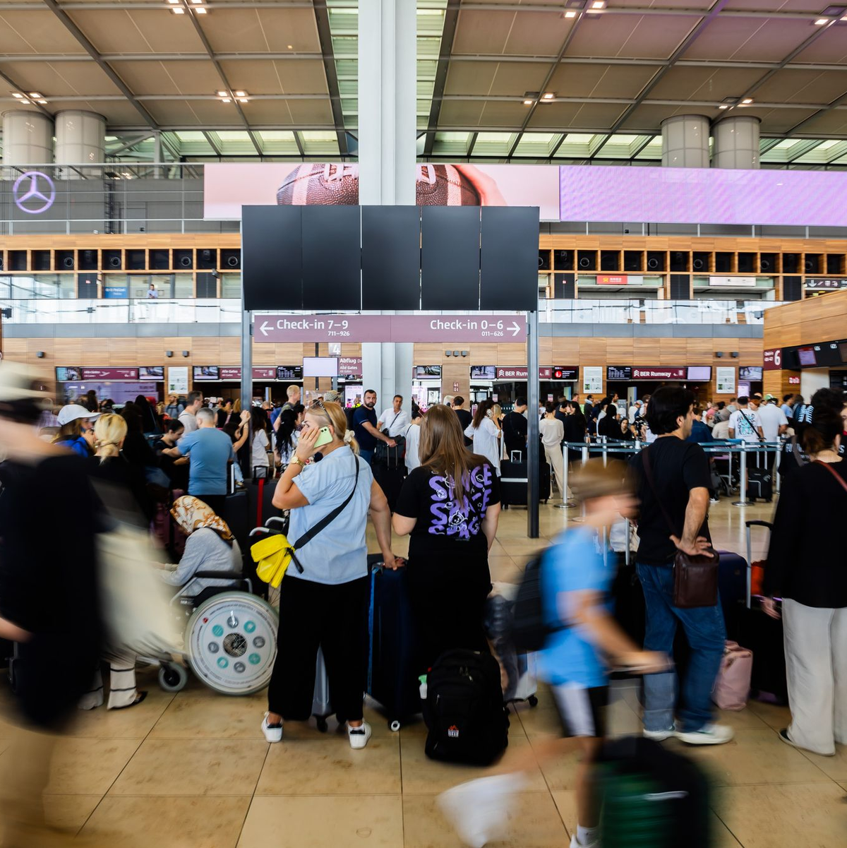 Am Berliner Flughafen BER fallen die Störung und der Ferienbeginn zusammen.   - Foto: Christoph Soeder/dpa