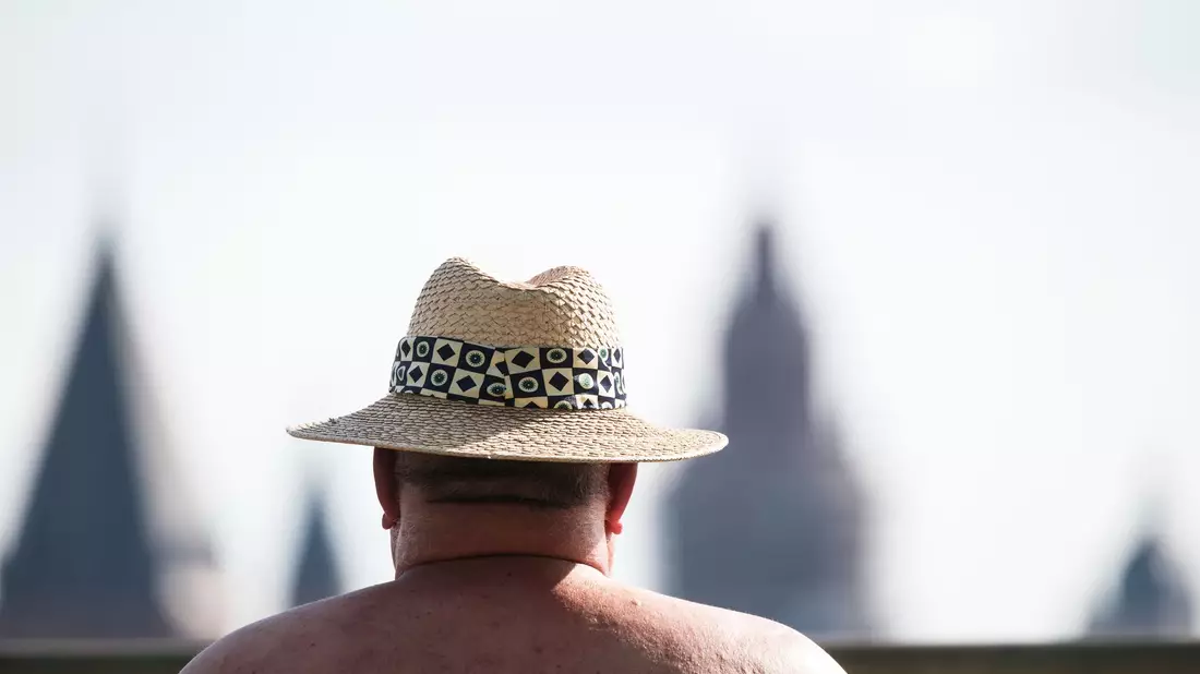 Hüte und Sonnencreme nötig: Am Samstag kann es bis 34 Grad heiß werden (Archivbild).  - Bild: Andreas Arnold/dpa